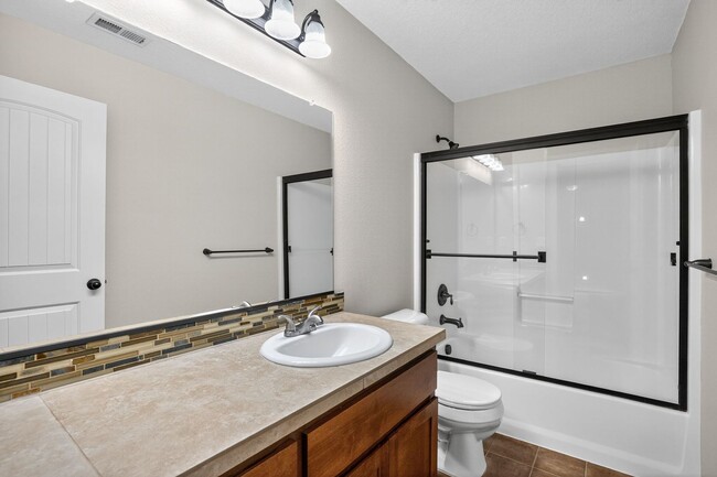 Building Photo - Free rent!  1/2 off the first months rent with a lease signed by 1/5/26