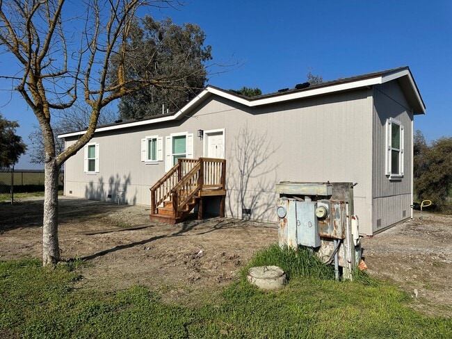 Building Photo - Rare horse property with huge workshop and dog kennels. Ready for move in