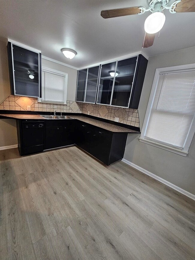Building Photo - 3 Bedroom Large Bungalow w/ Attached 2 Car...