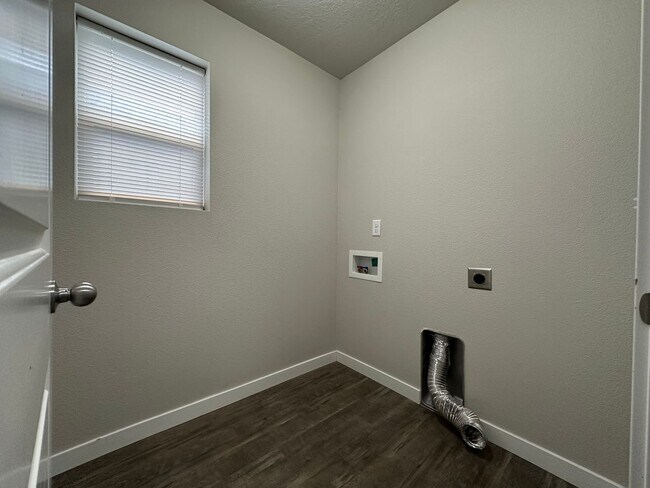 Building Photo - 3bed, 2bath, 1452sq.ft. 2-car garage home ...