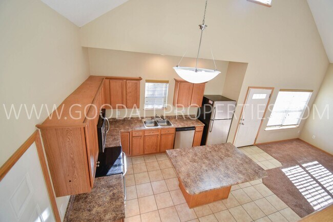Building Photo - 1.5 Story 3-Bedroom Townhome with First-Fl...