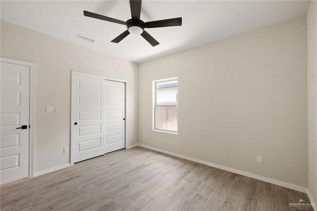 Building Photo - 1209 S San Antonio St