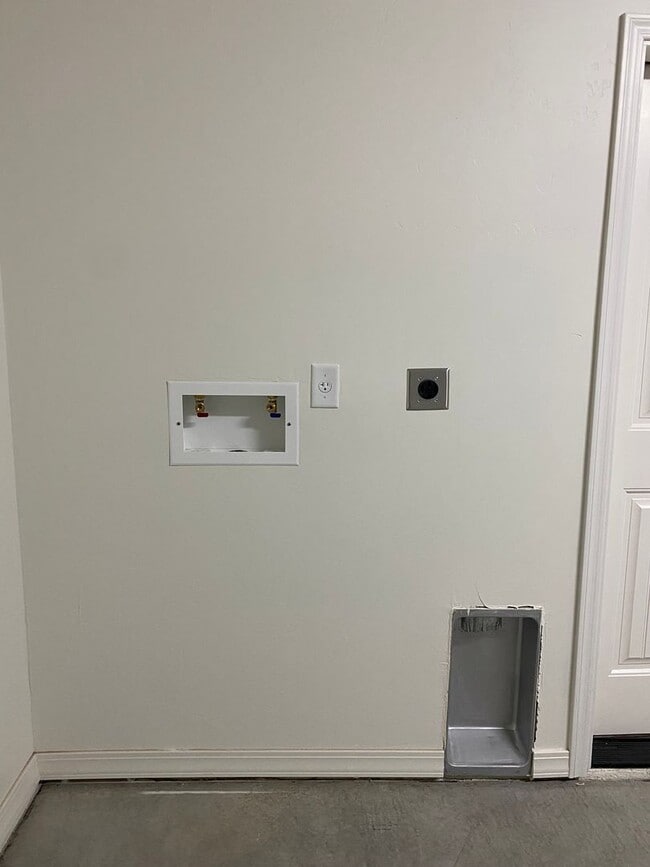 Building Photo - 3 Bedroom 2 Bathroom Home