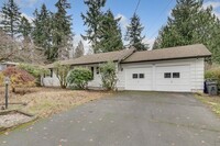 Building Photo - 3 Bedroom Rambler in Kirkland with Large Y...