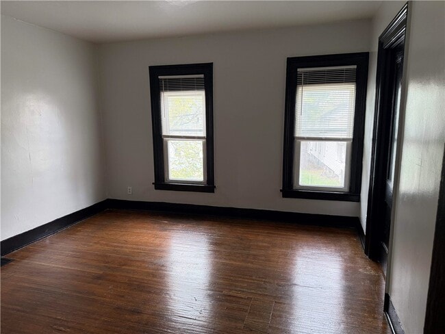 Building Photo - 865-869-869 Clifford Ave