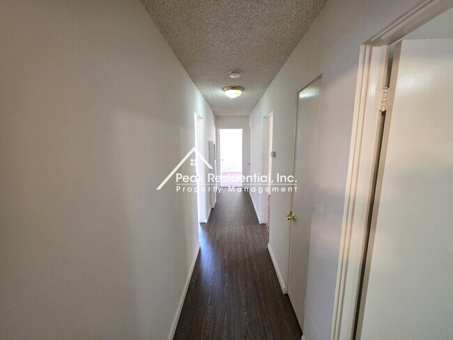 Building Photo - A Charming 3bd/1ba Fruitridge Manor Area Home with Garage