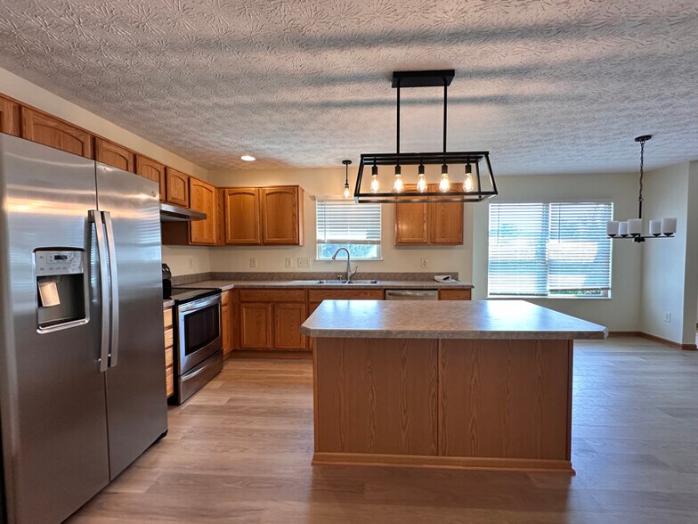 Building Photo - 1553 Grove Hill Dr