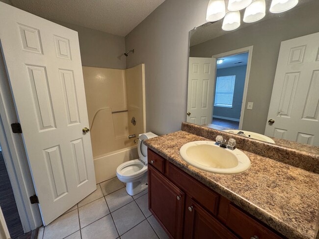 Building Photo - 2 Bedroom 2 Bath End Unit Townhome in Quiet Neighborhood Near I-20