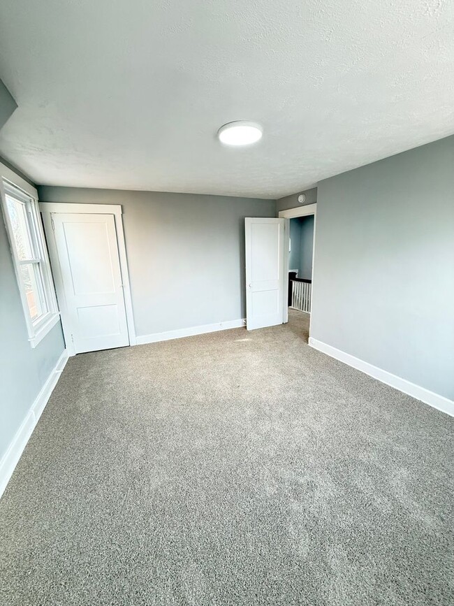 Building Photo - Upated 2 Bedroom 1 Bathroom in Beechview w...