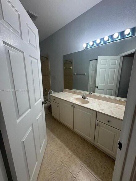 Building Photo - 8811 S Isles Cir