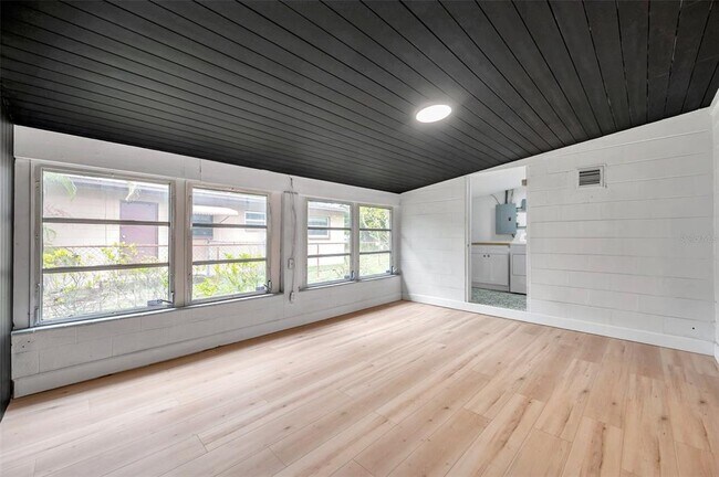 Building Photo - 209 Southeast Jefferson Cir N