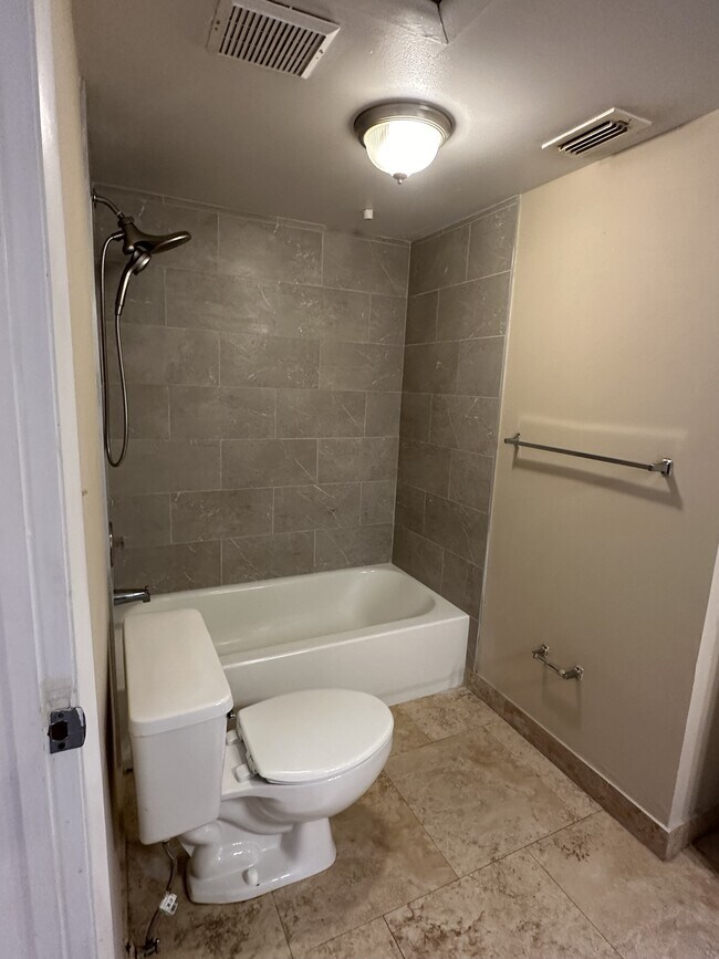 Building Photo - 2871 N Oakland Forest Dr
