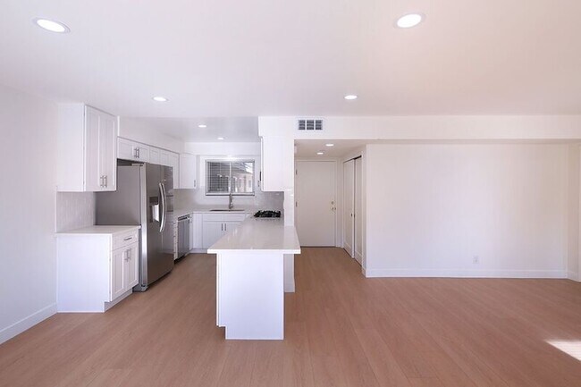 Building Photo - 3155 Montrose Ave