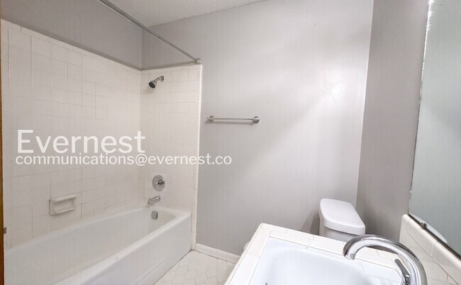 Building Photo - 3 Bed, 2 Bath Home with Fenced Yard & Garage / Pet-Friendly / Available Now!