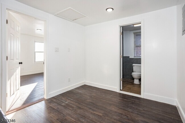 Building Photo - 11 Ellington St