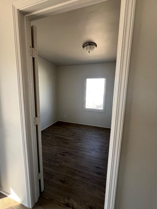 Building Photo - 724 W 1st Ave