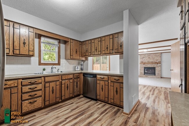 Building Photo - 4 Bedroom Home in Burnsville