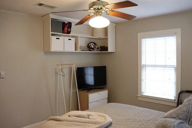 Building Photo - 1200 Alegria Rd