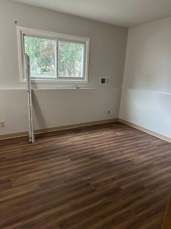 Building Photo - 1 bedroom 1 Bathroom Lower of Level Duplex...