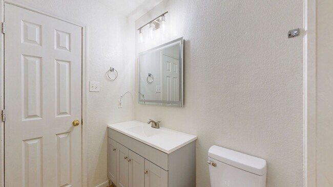 Building Photo - $950 + 2 WEEKS FREE RENT!!!