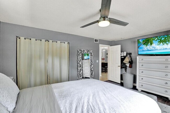 Building Photo - 6100 Gulfport Blvd S