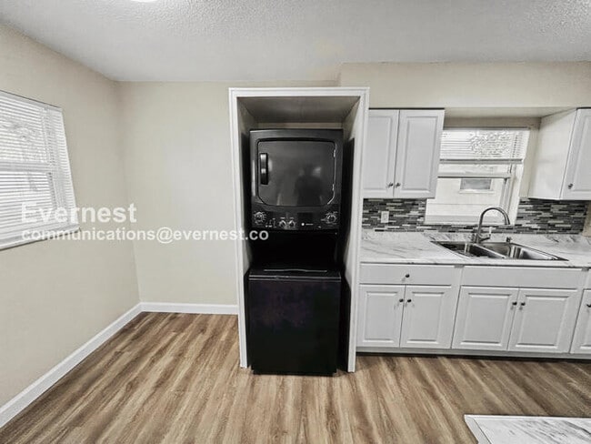 Building Photo - 2 Bed/1 Bath Townhome with Off-Street Parking / Pet-Friendly / Available Now!