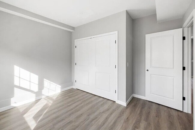 Building Photo - 550 Spring St