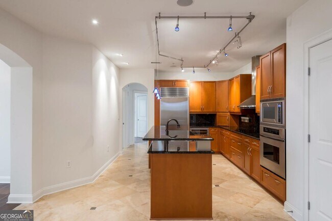 Building Photo - 2828 Peachtree Rd NE
