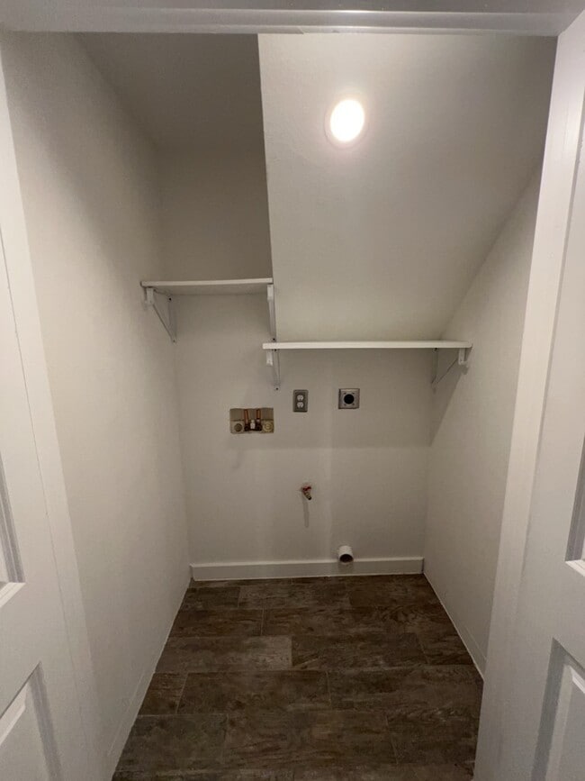 Building Photo - 1917 Thonig Rd