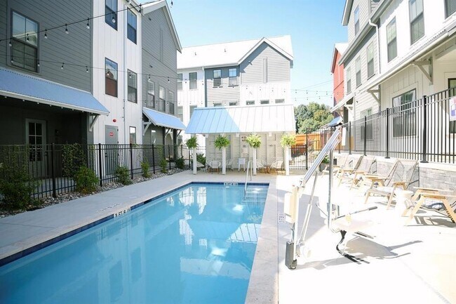 Building Photo - 2925 Commonwealth Ave