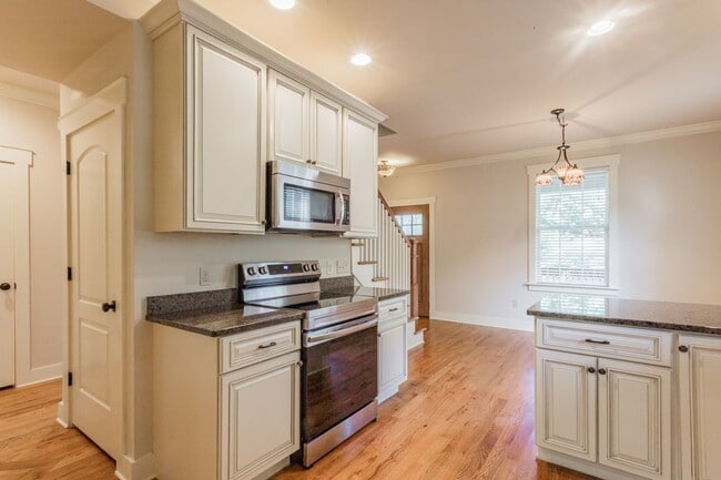Building Photo - Adorable 3 bedroom home!