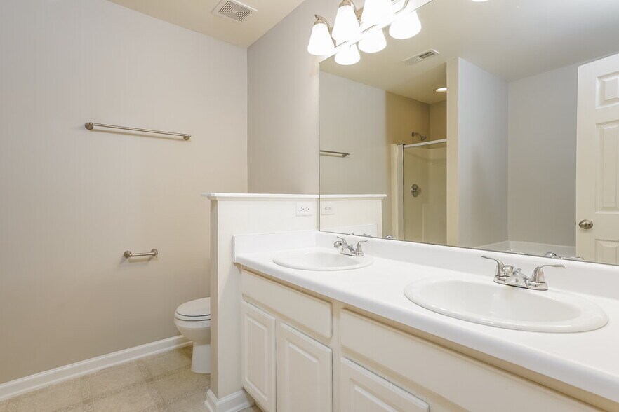 Building Photo - 4005 Bearmont Pl