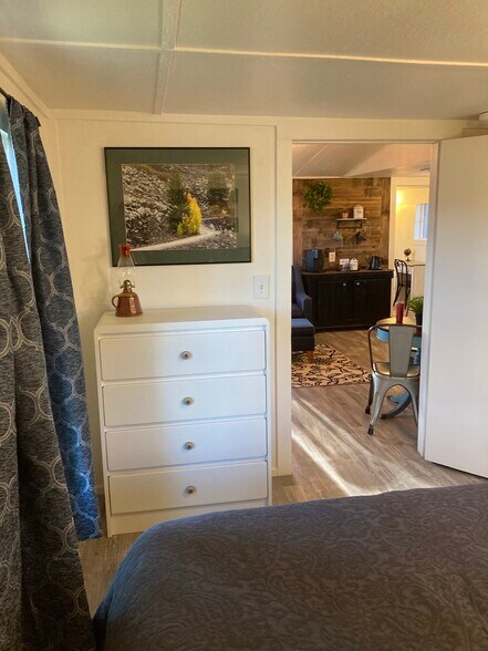 Building Photo - 405 W Aspen Ave