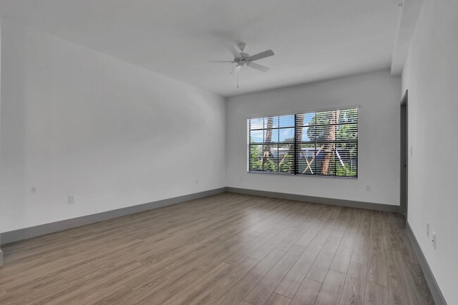 Building Photo - 540 NE 14th Ct