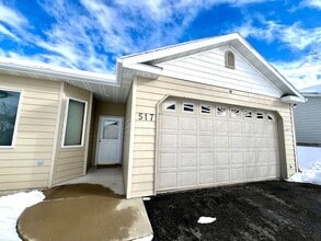 Building Photo - Dog Friendly 3 bed 2 bath Home