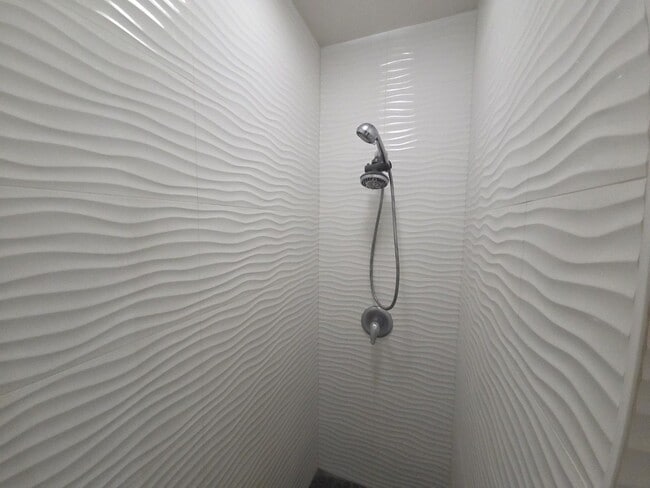 Building Photo - Cozy, Quiet Condo