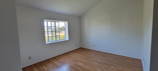 Master bedroom - 740 Breeze Hill Rd