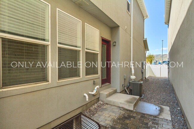 Building Photo - 2353 N Holbrook Way
