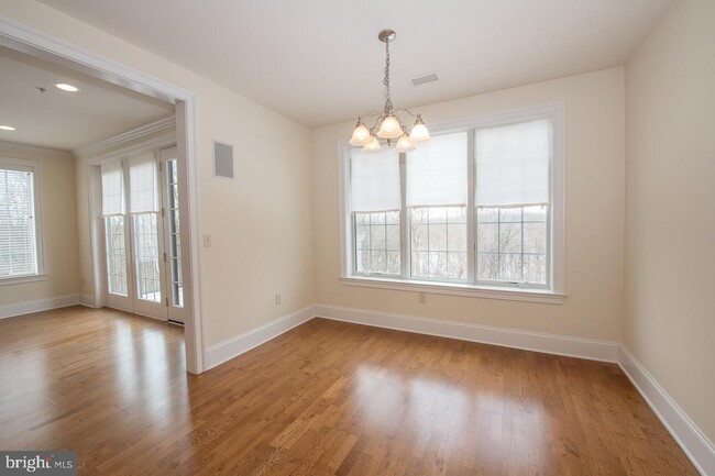 Building Photo - 5303 Parkview Dr