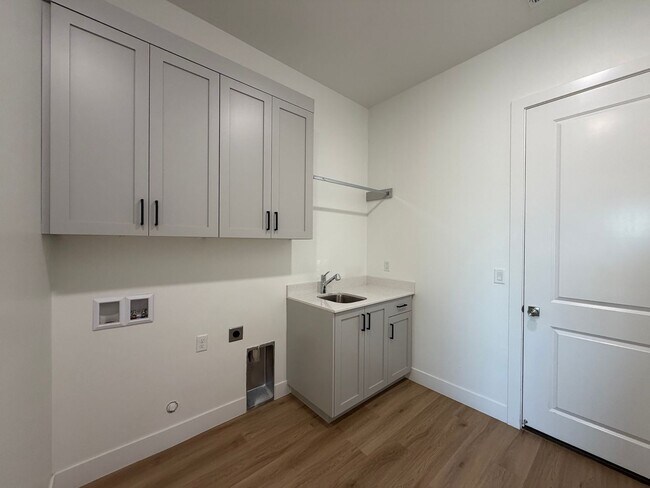 Building Photo - SPACIOUS PATIO HOME FOR RENT!