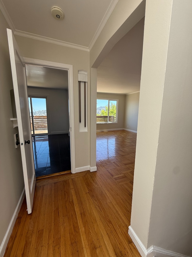 Building Photo - Spacious 3 Bedroom Home Minutes from City ...