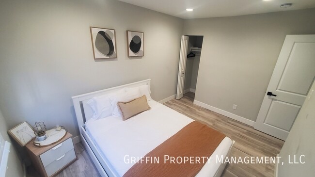 Building Photo - 821 20th St NE