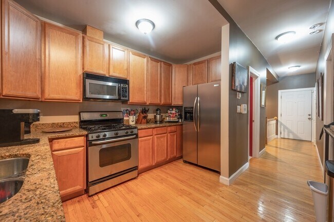 Building Photo - 1104 E 46th St