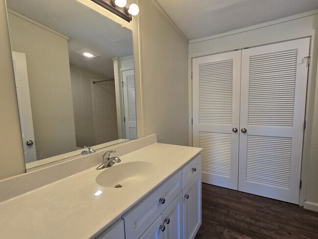 Building Photo - 165 Cattle Ln