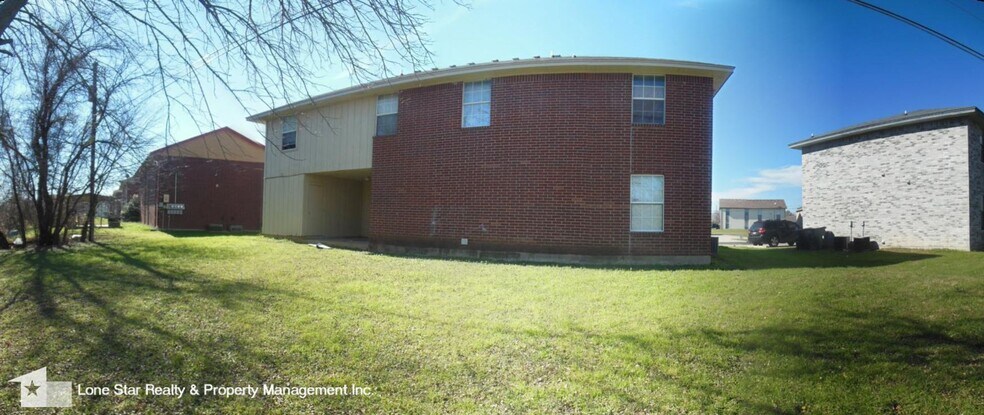 Building Photo - 1706 Benttree Dr