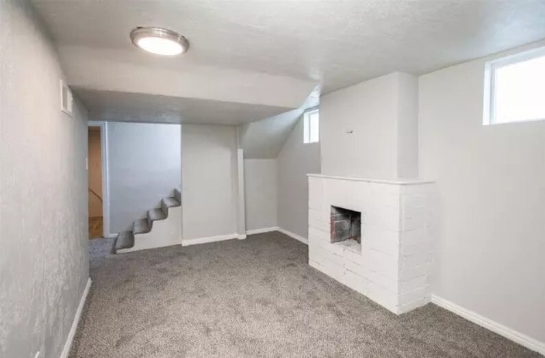 Building Photo - 12 E 400 N