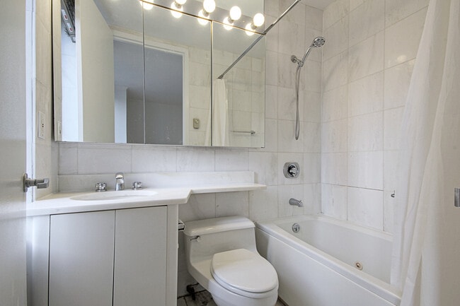 Building Photo - 161 W 61st St