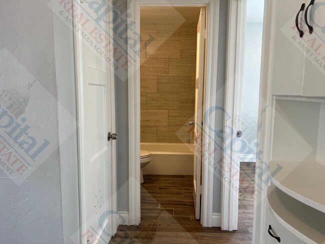 Building Photo - Charming 3 Bedroom