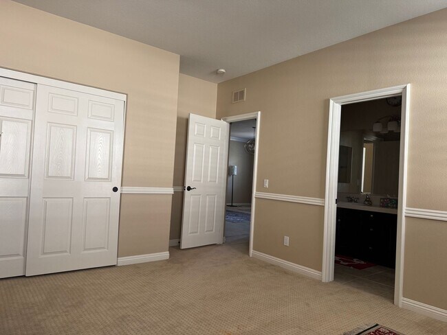 Building Photo - 5 Bedroom Lake Hills home with stunning La...