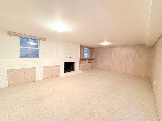 Building Photo - Charming 4 Bedroom Home with Fully Fenced Backyard!